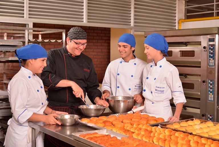 Prácticas especializadas en los talleres de gastronomía de Comfandi en Cali, donde los estudiantes del programa técnico de Chef asimilan estándares de cocina nacional e internacional, técnicas de panadería, pastelería y organización de eventos, preparándose en administración de cocina y costos para cumplir con éxito sus 600 horas de práctica obligatoria.