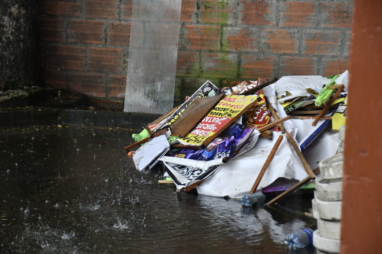 Varios de los elementos están ubicados en postes de energía.