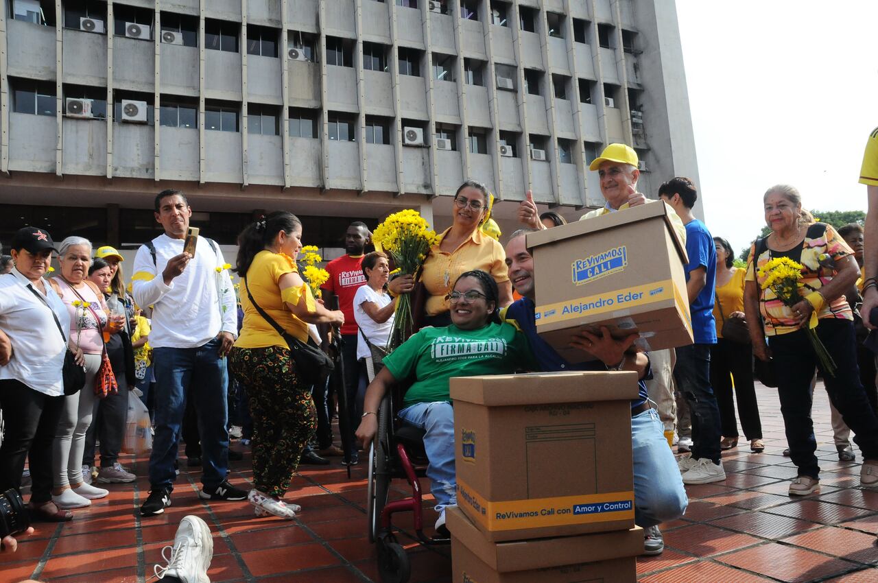 Cali: Campaña política, Alejandro Eder precandidato a la alcaldía de Cali, recibe cientos de firmas de ciudadanos que apoyan su inscripción de su campaña ante la registraduría.