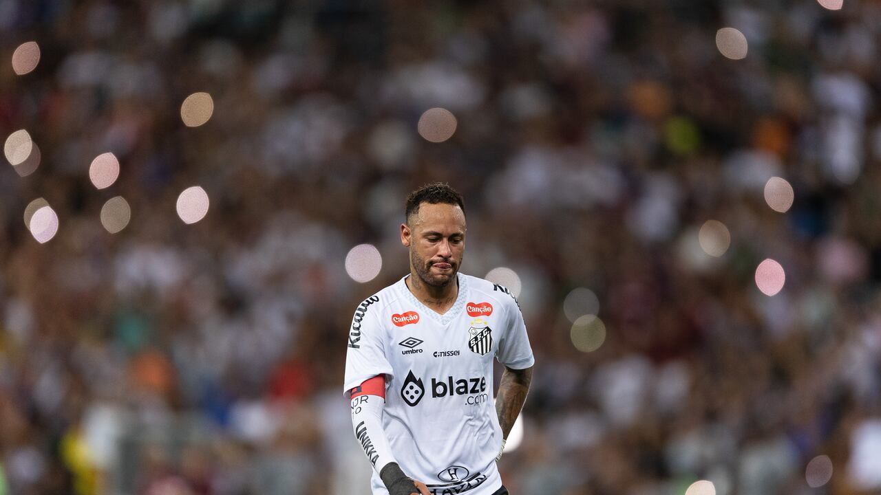 RIO DE JANEIRO, BRAZIL - APRIL 13: Neymar Junior of Santos looks on following the team's defeat in the match between Fluminense and Santos as part of Brasileirao 2025 at Maracana Stadium on April 13, 2025 in Rio de Janeiro, Brazil. (Photo by Ruano Carneiro/Getty Images)