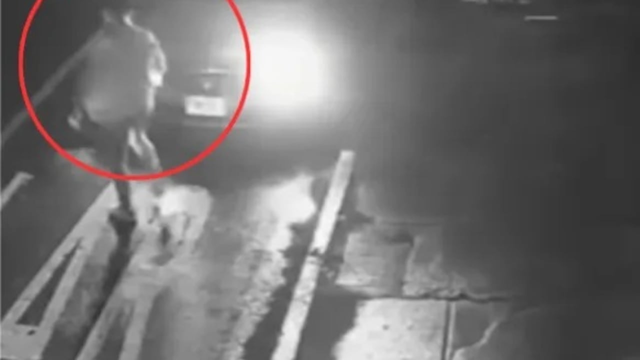 Cámaras de seguridad del barrio Salazar Gómez registraron el momento en que Freddy Blanco abordó un vehículo solicitado por aplicación móvil.
