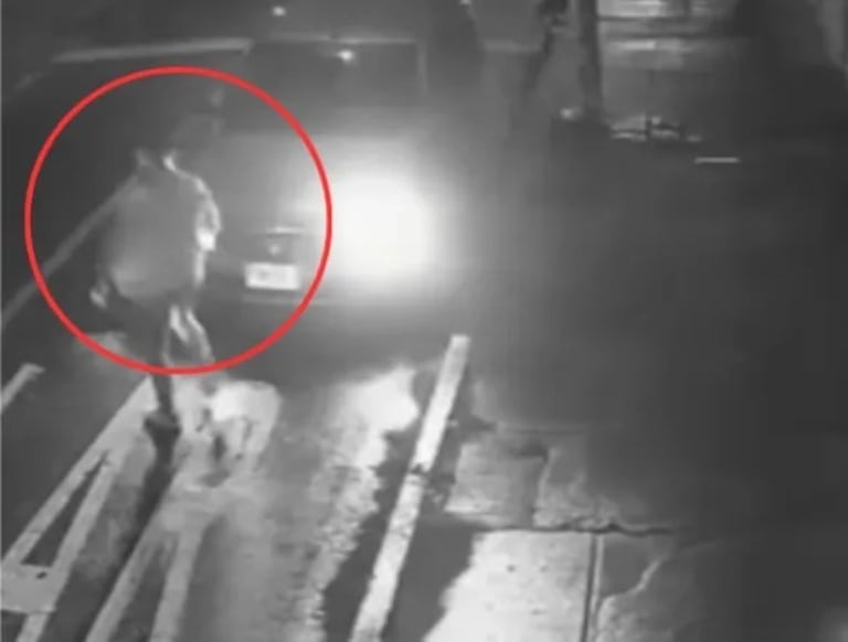 Cámaras de seguridad del barrio Salazar Gómez registraron el momento en que Freddy Blanco abordó un vehículo solicitado por aplicación móvil.