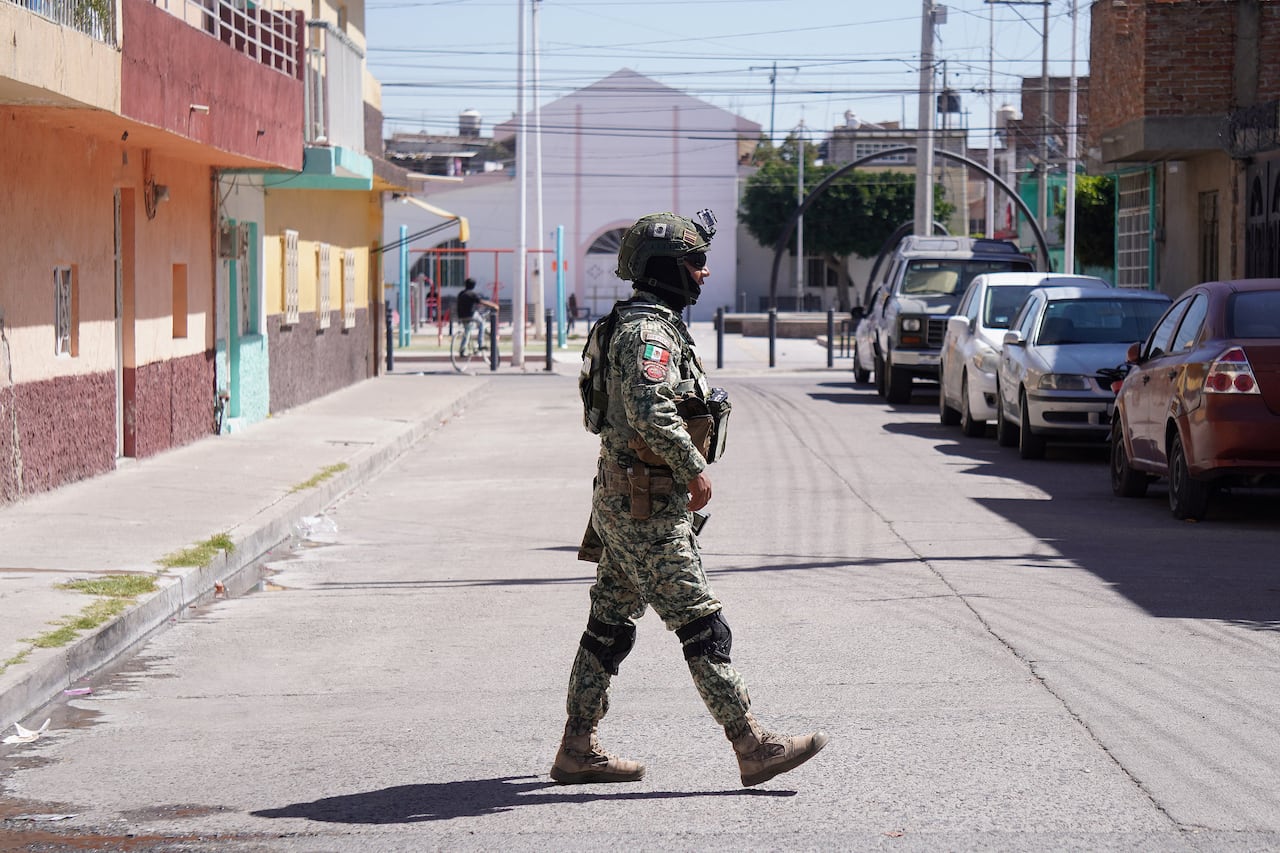 A Mexican Army soldier patrols a street a day after an armed attack on a playground in San Francisco del Rincon, Guanajuato state, Mexico on February 18, 2026. An armed attack in the state of Guanajuato, in central Mexico, left a 36-year-old man dead and at least eight youths injured on a playground on February 17, 2026, another violent episode in the region that provoked terror among local neighbors. (Photo by MARIO ARMAS / AFP)