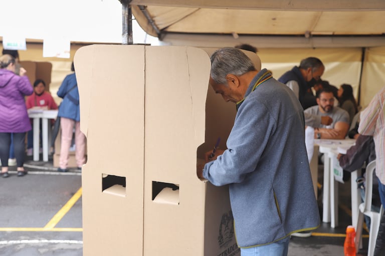 Votaciones al norte de Bogotá en cedritos
Votos, mesas de Votación, escrutinios