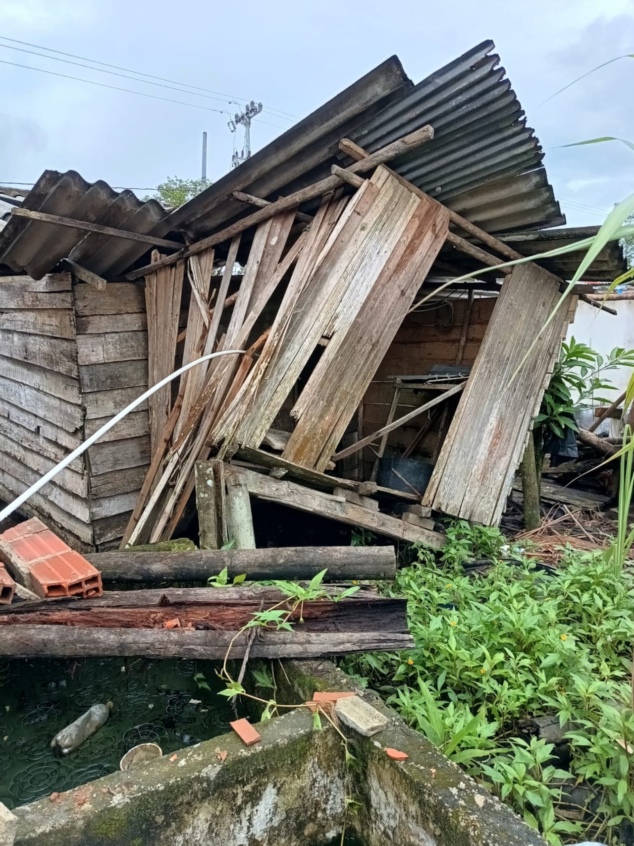 Esta población de Buenaventura requiere ayuda. Muchas familias perdieron su hogar.