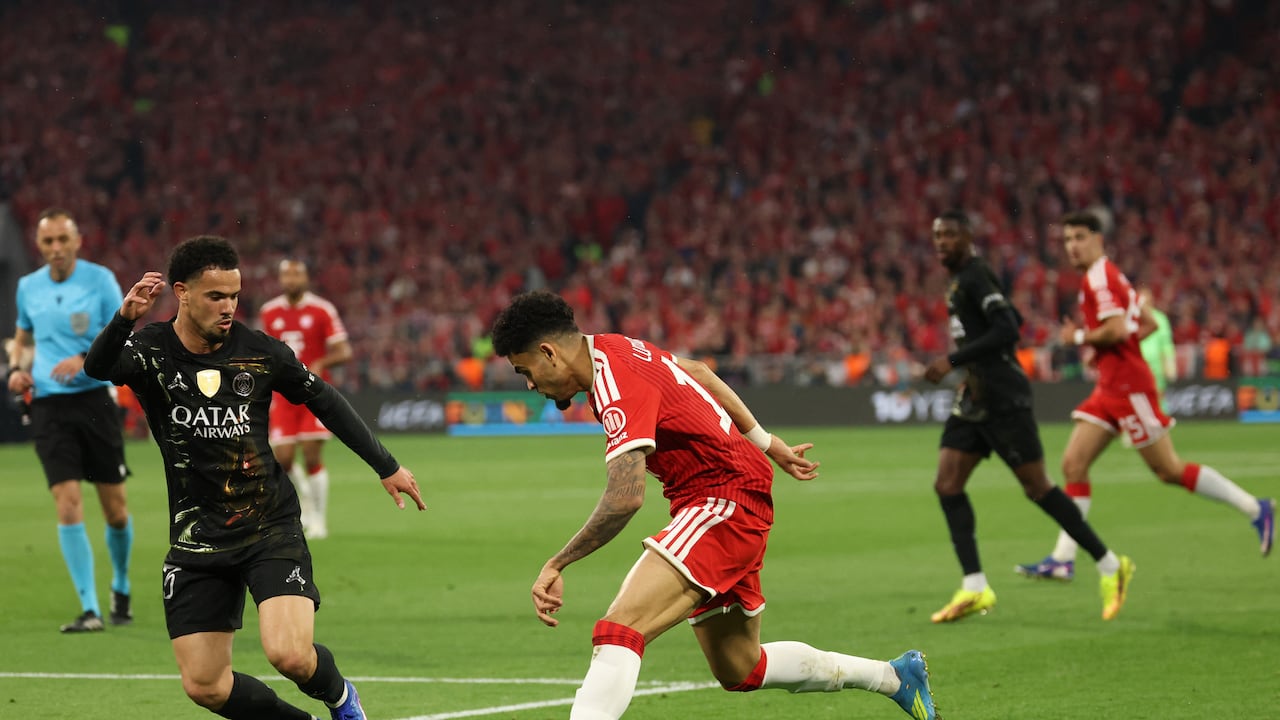 El centrocampista francés Warren Zaire-Emery, número 33 del Paris Saint-Germain, y el delantero colombiano Luis Díaz, del Bayern de Múnich, disputan el balón durante el partido de vuelta de las semifinales de la Liga de Campeones de la UEFA entre el FC Bayern de Múnich y el Paris Saint-Germain (PSG) en Múnich, al sur de Alemania, el 6 de mayo de 2026. (Foto de Odd ANDERSEN / AFP)