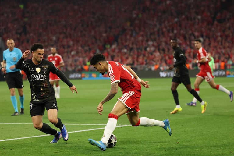 El centrocampista francés Warren Zaire-Emery, número 33 del Paris Saint-Germain, y el delantero colombiano Luis Díaz, del Bayern de Múnich, disputan el balón durante el partido de vuelta de las semifinales de la Liga de Campeones de la UEFA entre el FC Bayern de Múnich y el Paris Saint-Germain (PSG) en Múnich, al sur de Alemania, el 6 de mayo de 2026. (Foto de Odd ANDERSEN / AFP)