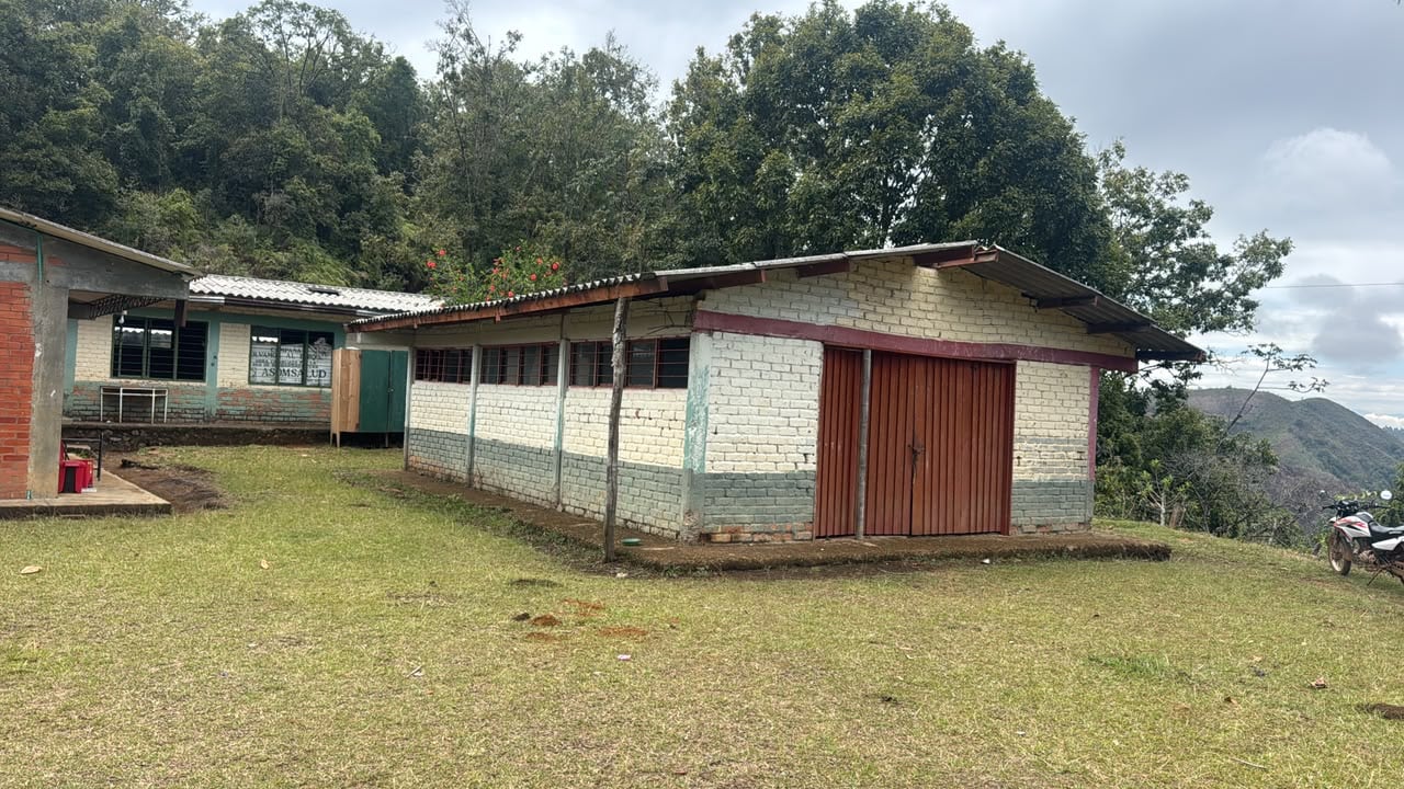 Momento de la destrucción controlada de uno de los explosivos hallados en la institución educativa rural, procedimiento que se extendió por más de tres horas.