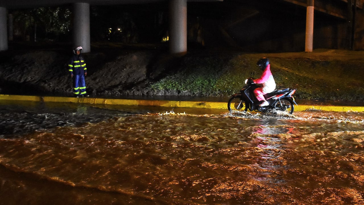 Un fuerte aguacero sacudió esta tarde varios sectores de Cali, El sur de la ciudad, fue uno de los sitios más afectados por las fuertes lluvias.