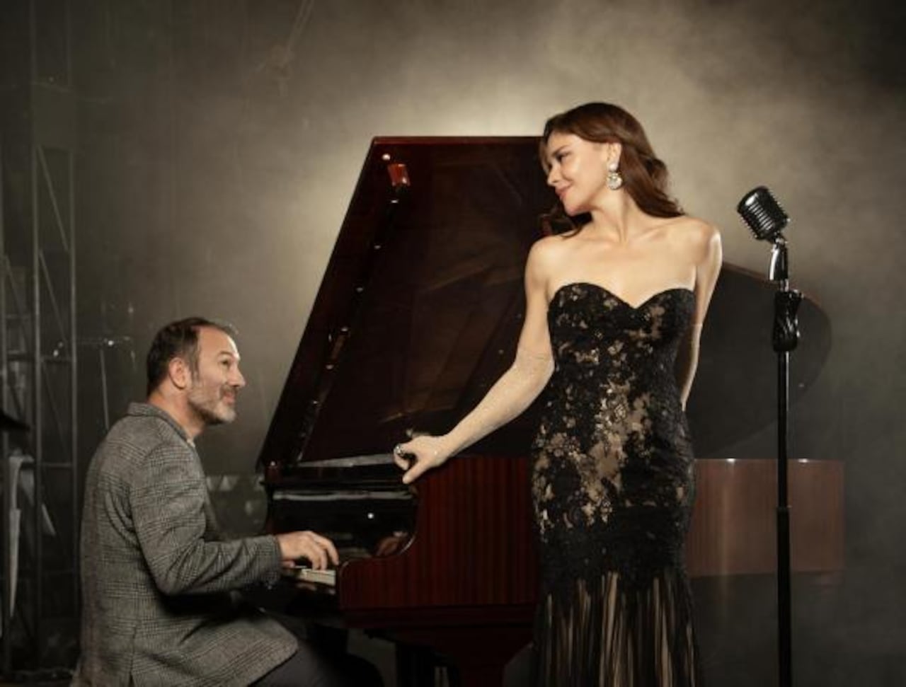José Reinoso, esposo de Flora, como pianista y compositor, es el encargado de liderar la banda de músicos que acompaña a Flora en vivo en el escenario.
