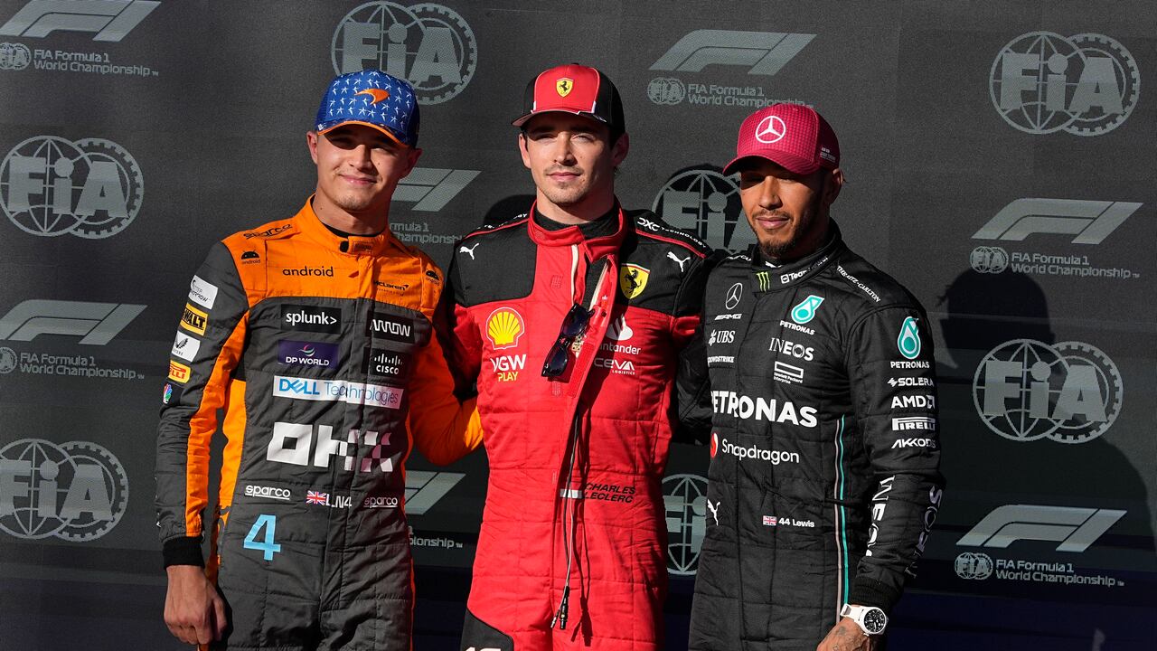 El piloto de Ferrari Charles Leclerc, al centro, de Mónaco, el piloto de McLaren Lando Norris, a la izquierda, de Gran Bretaña, y el piloto de Mercedes Lewis Hamilton, a la derecha, también de Gran Bretaña, posan para una fotografía después de las calificaciones para la carrera automovilística del Gran Premio de Fórmula Uno de Estados Unidos en el Circuito de Américas, viernes 20 de octubre de 2023, en Austin, Texas. Leclerc está en la pole mientras que Norris largará segundo y Hamilton tercero. (Foto AP/Darron Cummings)