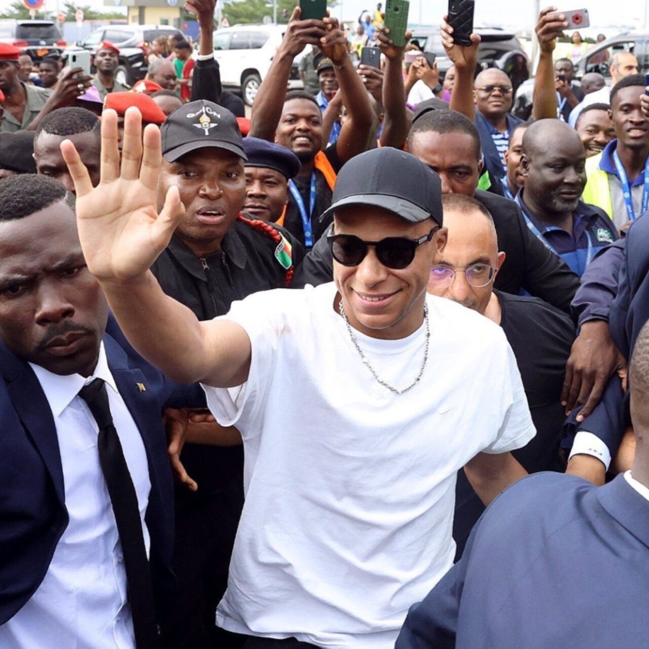 Mientras se discute su futuro, Mbappé es visto en Camerún