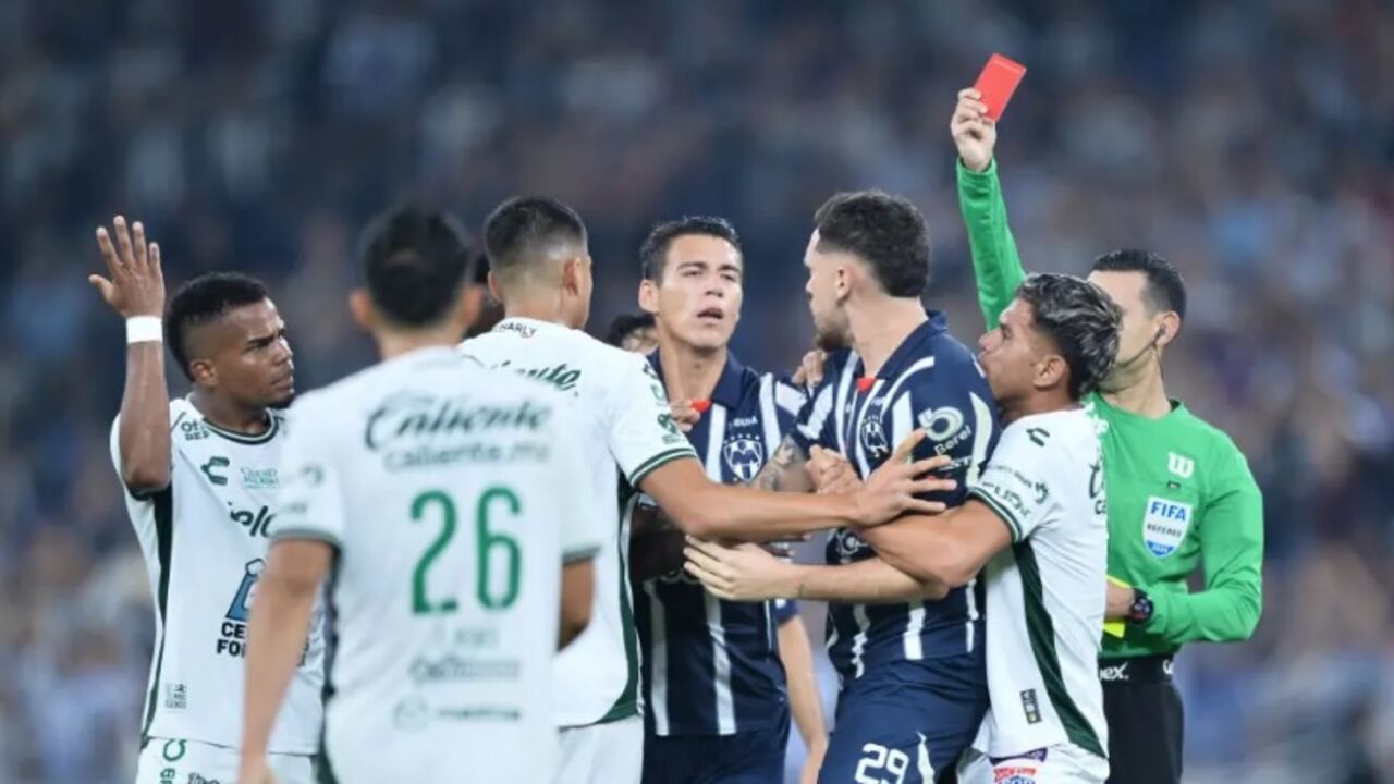 La fuerte entrada del colombiano provocó la reacción del jugador de Monterrey.