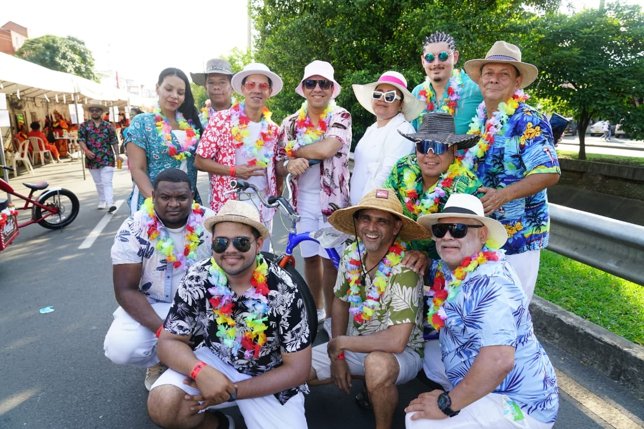 Las primeras comparsas del Carnaval de Cali Viejo llenan de color y música las calles de Cali, dando inicio al desfile.