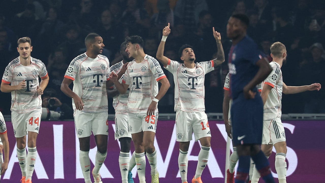 El delantero colombiano del Bayern de Múnich, Luis Díaz (n.° 14), celebra el primer gol de su equipo durante el partido de la cuarta jornada de la fase de grupos de la UEFA Champions League entre el Paris Saint-Germain (PSG) y el FC Bayern de Múnich en el Parque de los Príncipes de París, el 4 de noviembre de 2025. (Foto de Anne-Christine Poujoulat / AFP)
