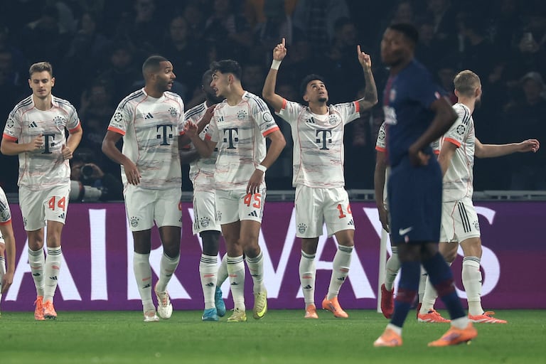 El delantero colombiano del Bayern de Múnich, Luis Díaz (n.° 14), celebra el primer gol de su equipo durante el partido de la cuarta jornada de la fase de grupos de la UEFA Champions League entre el Paris Saint-Germain (PSG) y el FC Bayern de Múnich en el Parque de los Príncipes de París, el 4 de noviembre de 2025. (Foto de Anne-Christine Poujoulat / AFP)