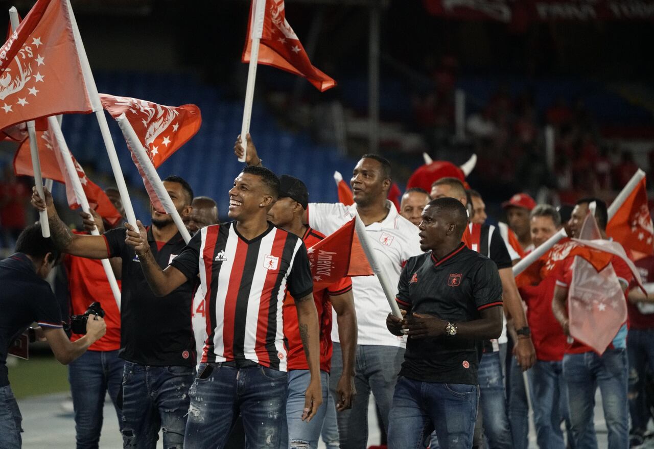 Exjugadores del América de Cali en el desfile de la celebración de los 97 años del club.