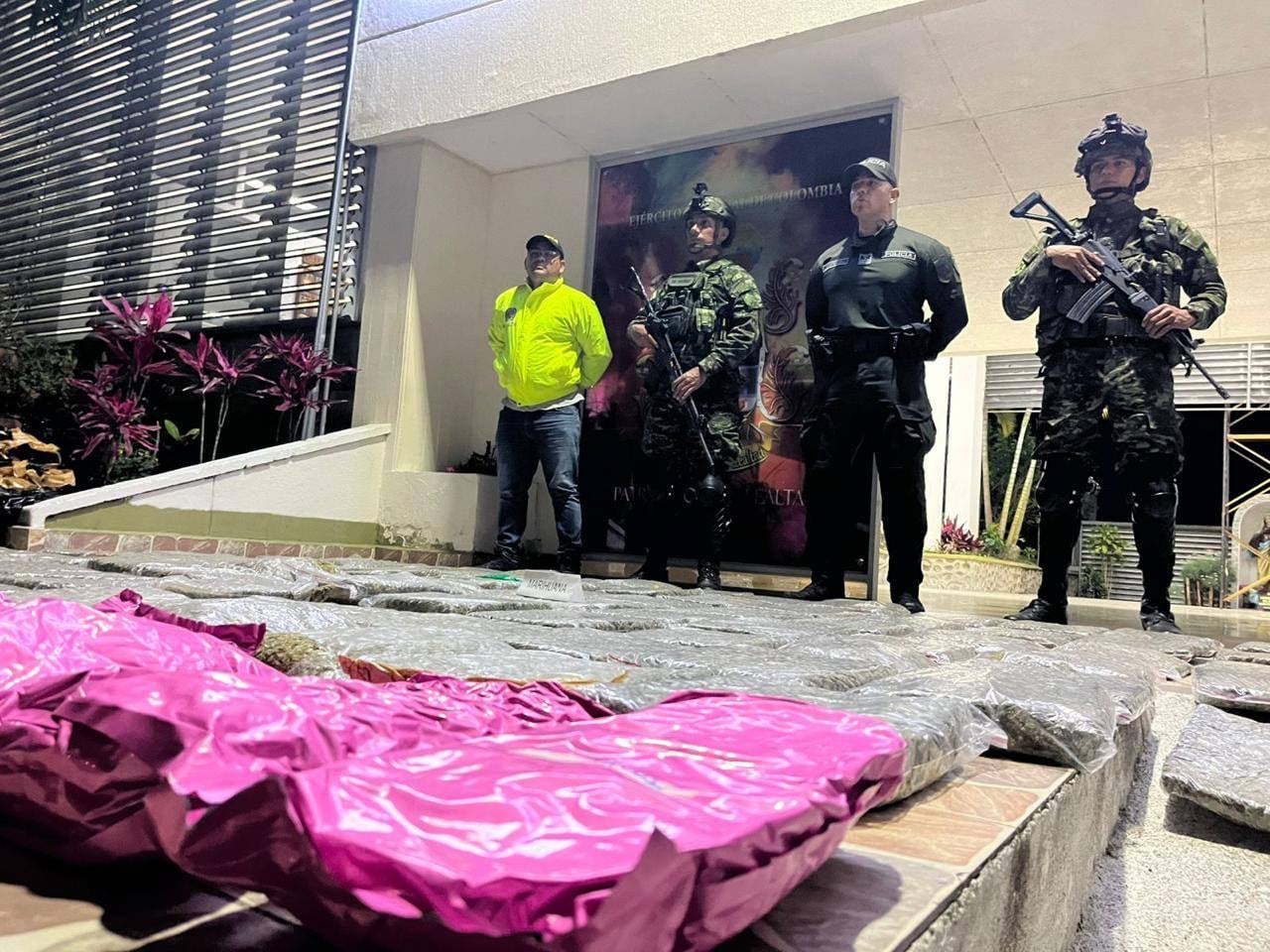 Las autoridades encontraron numerosos paquetes que, tras las pruebas preliminares, dieron positivo para marihuana durante el operativo conjunto.