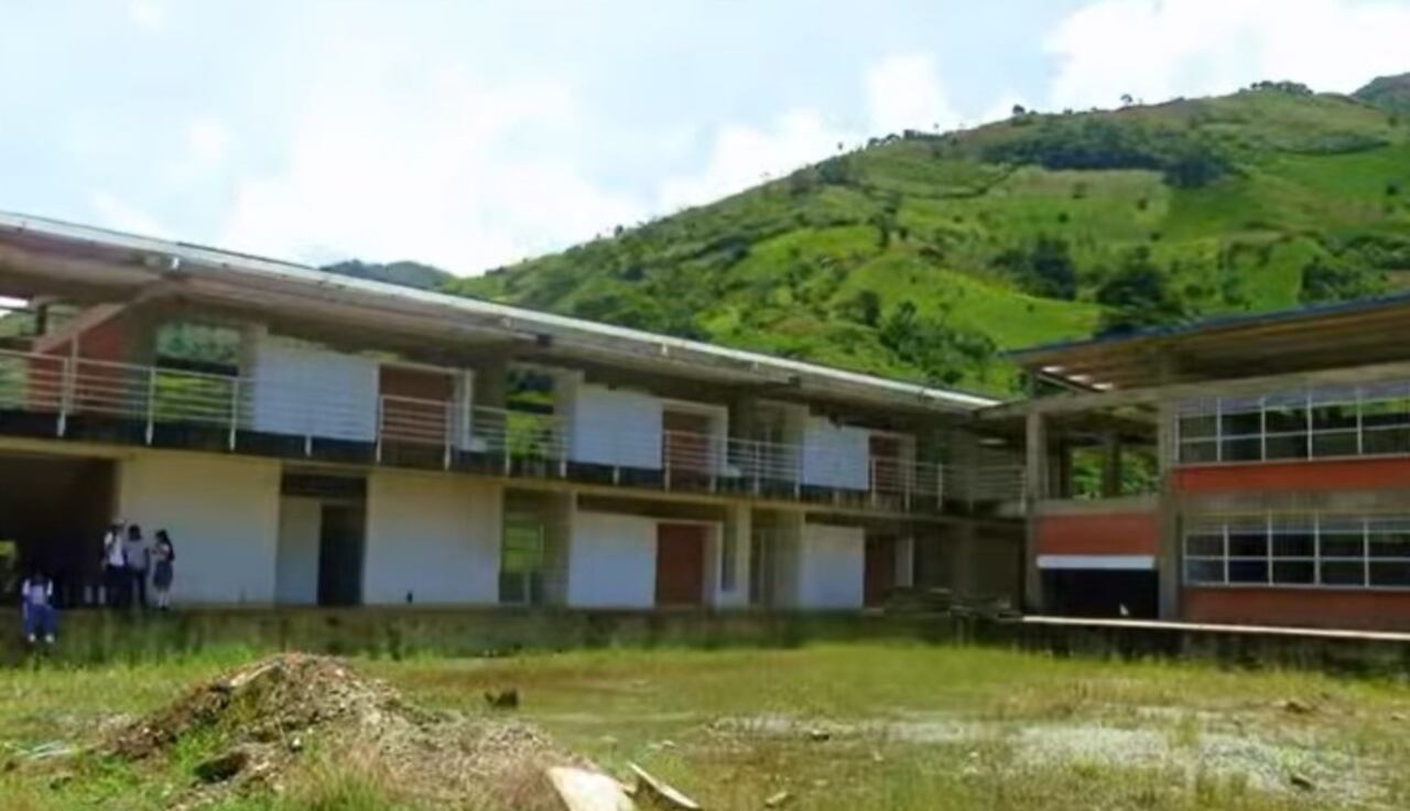 Hace diez años iniciaron las obras de construcción en la Institución Educativa Marco Fidel Narváez del corregimiento de El Mango, Argelia y este es el momento que estas aún no terminan.