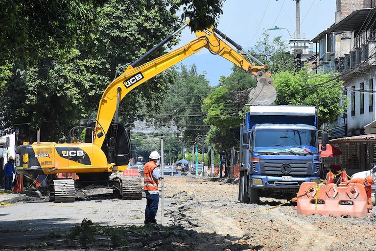 Arreglo de vía entre Cra 2 y 3con Calle 47 Barrio Salomia.