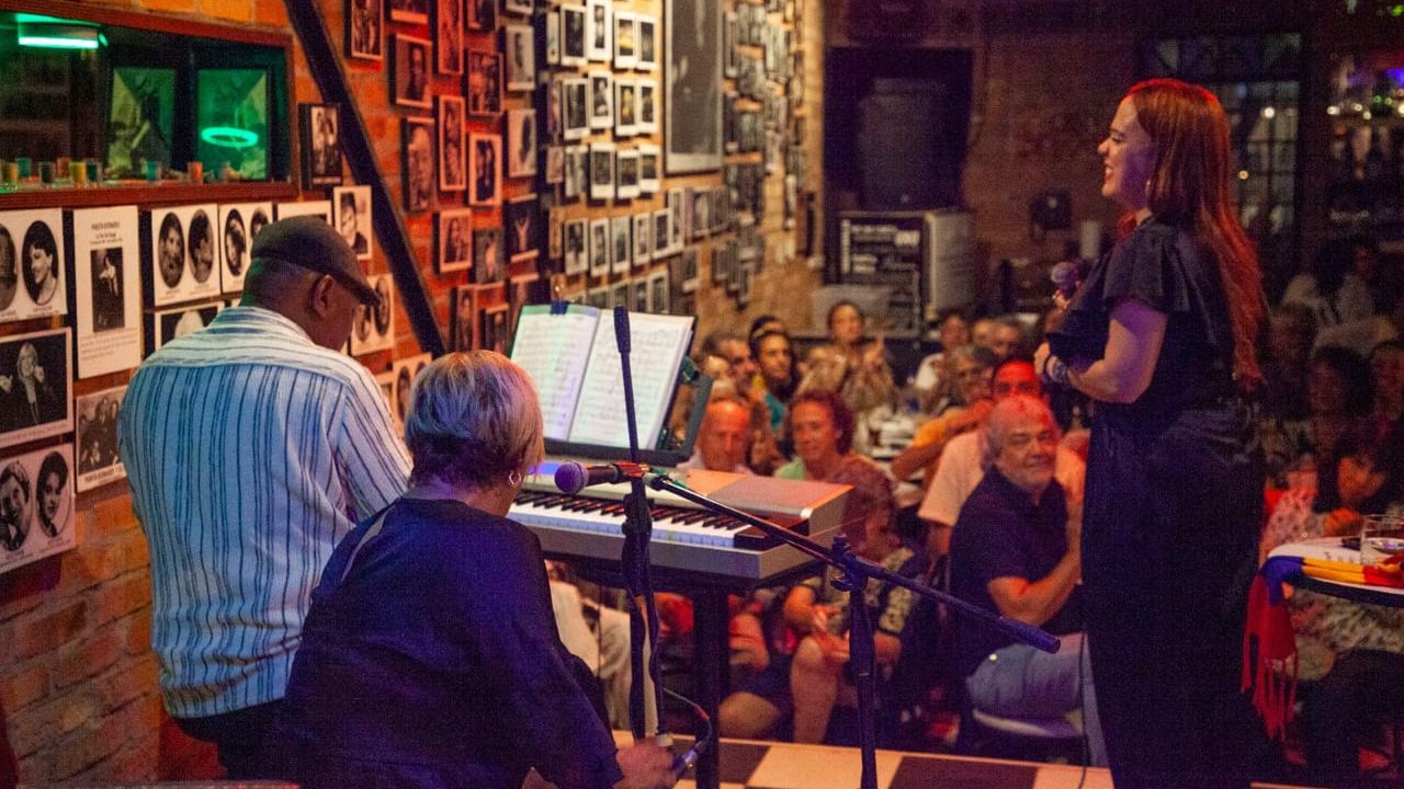 El viernes 23 de octubre desde las 7:00 p.m., en la Casa Latina habrá video audición de tango, milonga y bolero, con el DJ Gary Domínguez y melómanos y coleccionistas invitados. Todo a beneficio de la Escuela y café de Tango Piazzolla.