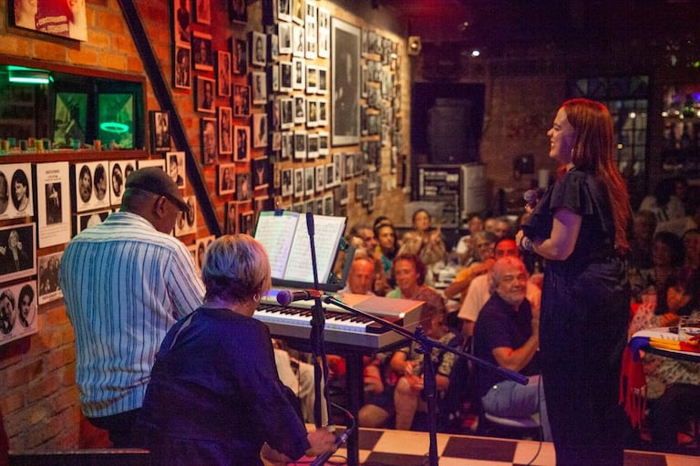 El viernes 23 de octubre desde las 7:00 p.m., en la Casa Latina habrá video audición de tango, milonga y bolero, con el DJ Gary Domínguez y melómanos y coleccionistas invitados. Todo a beneficio de la Escuela y café de Tango Piazzolla.
