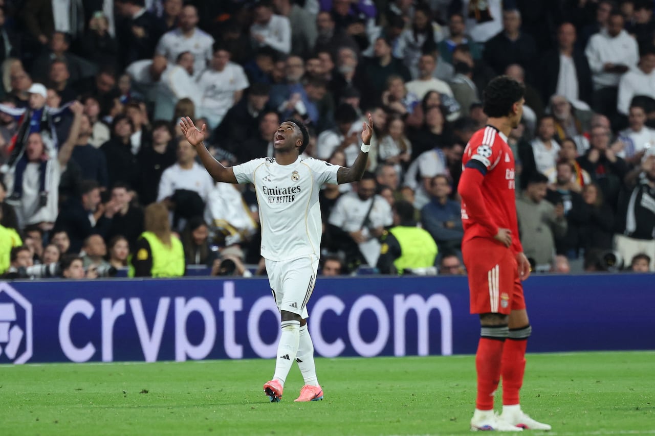 El delantero brasileño #07 del Real Madrid, Vinicius Junior, celebra el segundo gol de su equipo durante el partido de vuelta de los playoffs de la ronda eliminatoria de la UEFA Champions League entre el Real Madrid CF y el SL Benfica en el Estadio Santiago Bernabéu en Madrid el 25 de febrero de 2026. (Foto de Thomas COEX / AFP)