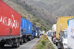 Cali: Perdidas millonarias deja un nuevo bloqueo en la vía a Buenaventura a la altura de Lobo guerrero. Comunidades afros del alto y bajo Naya del Cauca dejaron su terreno y se desplazaron hasta la vía de ingreso al puerto, impidiendo el paso a trasportadores, turistas y comerciantes. Foto José L Guzmán. EL País