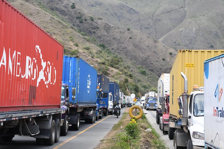 Cali: Perdidas millonarias deja un nuevo bloqueo en la vía a Buenaventura a la altura de Lobo guerrero. Comunidades afros del alto y bajo Naya del Cauca dejaron su terreno y se desplazaron hasta la vía de ingreso al puerto, impidiendo el paso a trasportadores, turistas y comerciantes. Foto José L Guzmán. EL País