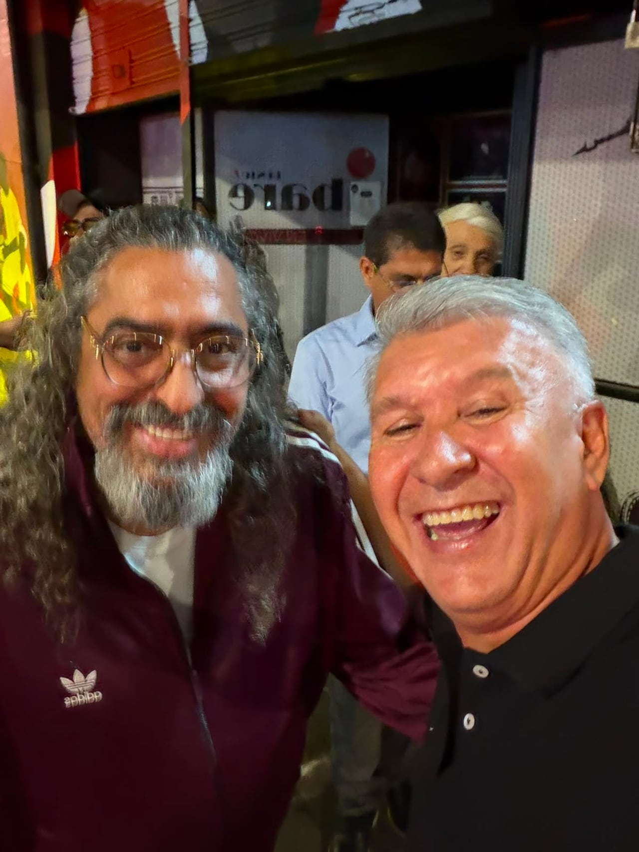 Diego El Cigala compartió en Punto Baré con don Wilson, uno de los socios del lugar, y el público.