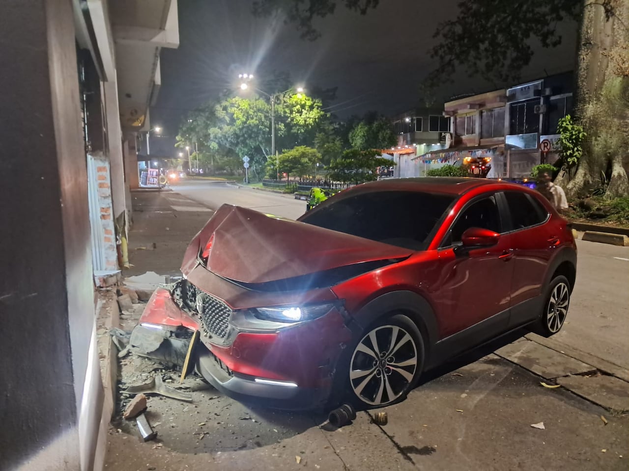 Una camioneta colisionó contra un inmueble en la Calle 44 con Carrera 3N, en el barrio Popular, durante un siniestro vial ocurrido en la madrugada del domingo 8 de febrero.