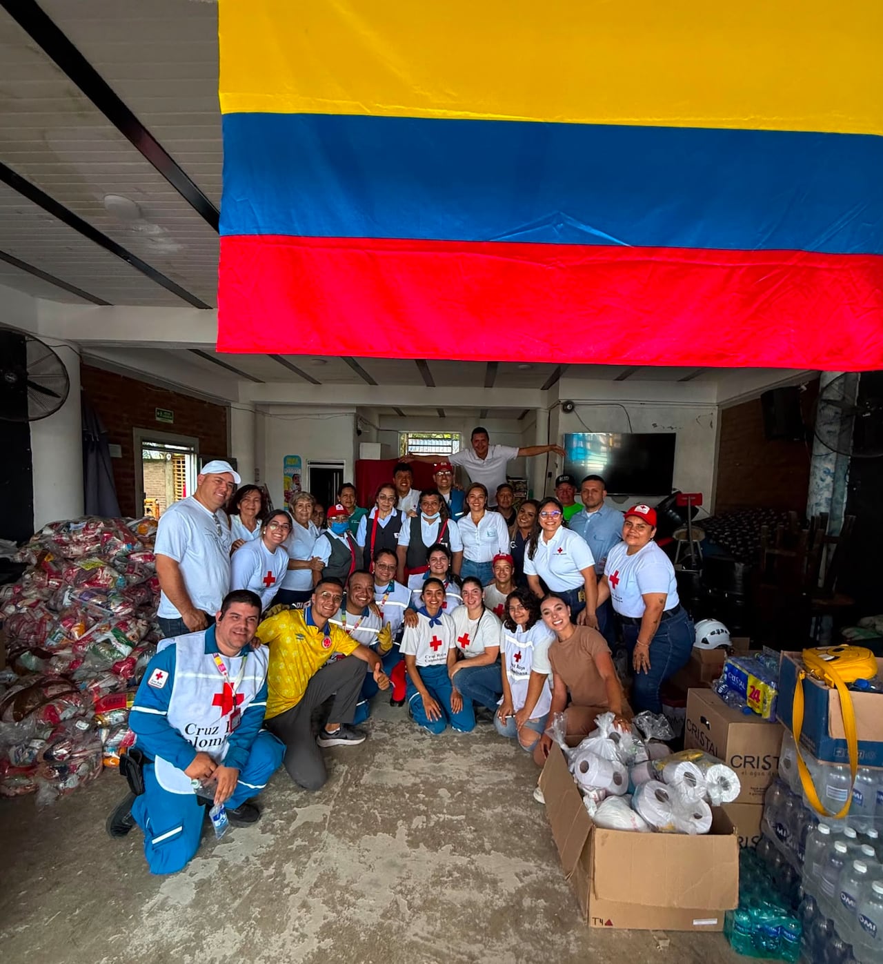 Isabel Cristina Tobar, jefe de Sostenibilidad de CEO, junto a representantes de la Cruz Roja y empresas aliadas, encabezaron la iniciativa solidaria en respuesta al terremoto de magnitud 7,4 que sacudió el occidente colombiano. "Nuestro compromiso con las comunidades va mucho más allá de prestar un servicio. Somos parte de un país que hoy necesita solidaridad y empatía", señaló Tobar.