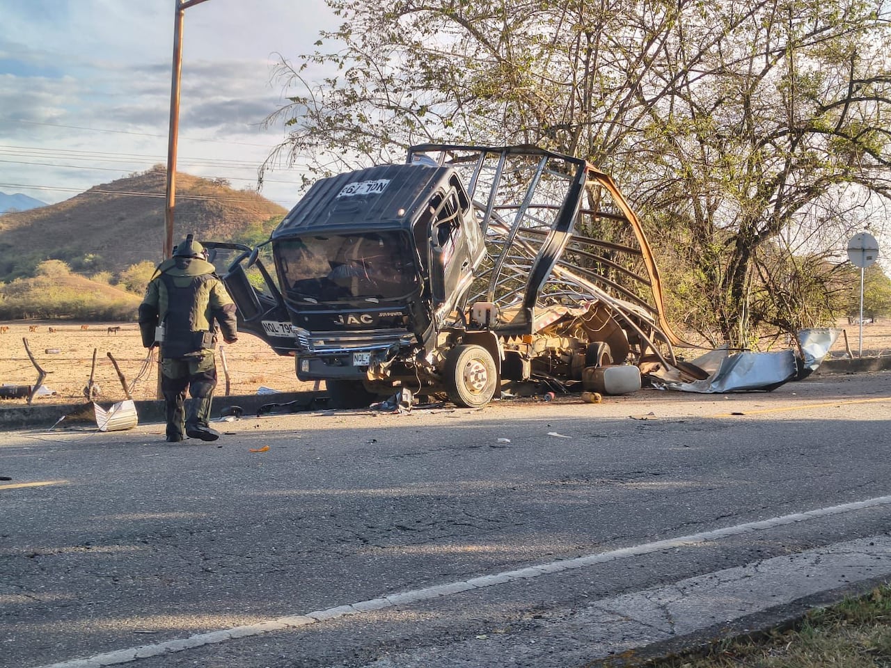 El corregimiento de El Estrecho, ubicado sobre la vía Panamericana en el municipio de EL Patía, se ha convertido en uno de los puntos más críticos del sur del Cauca. Por este paso obligado circula a diario el transporte de carga y de pasajeros que conecta al suroccidente colombiano con la frontera sur del país, lo que lo ha vuelto un objetivo permanente de los grupos armados ilegales.