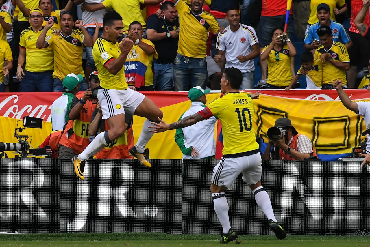 El colombiano Radamel Falcao (izq.) celebra con su compañero James Rodríguez tras anotar contra Brasil durante su partido clasificatorio al Mundial de 2018, en Barranquilla, Colombia, el 5 de septiembre de 2017. (Foto de Luis ACOSTA / AFP)