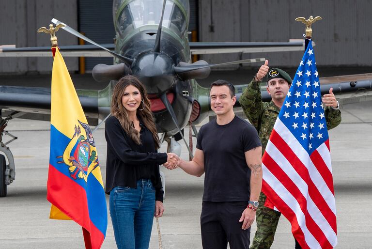 La Secretaria de Seguridad Nacional de Estados Unidos, Kristi Noem (izq.), y el Presidente de Ecuador, Daniel Noboa (der.), se dan la mano en la Base Aérea Eloy Alfaro en Manta, Ecuador, el 5 de noviembre de 2025. (Foto de Alex Brandon / POOL / AFP)