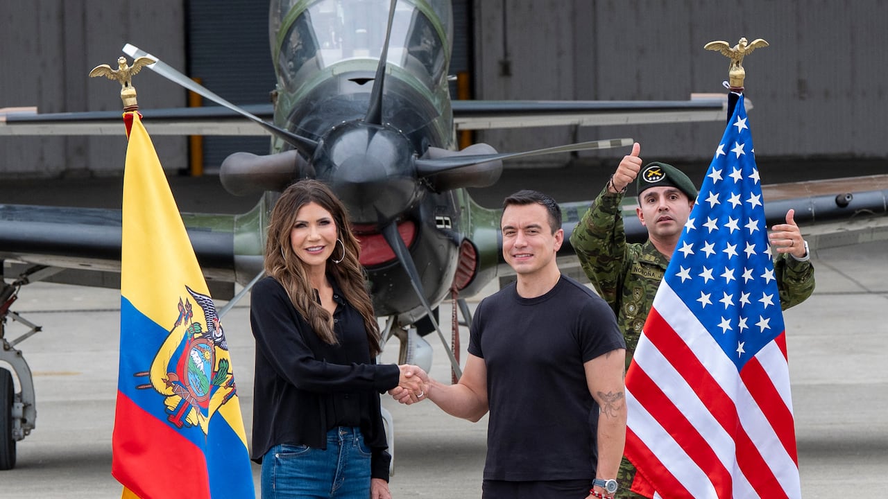 La Secretaria de Seguridad Nacional de Estados Unidos, Kristi Noem (izq.), y el Presidente de Ecuador, Daniel Noboa (der.), se dan la mano en la Base Aérea Eloy Alfaro en Manta, Ecuador, el 5 de noviembre de 2025. (Foto de Alex Brandon / POOL / AFP)