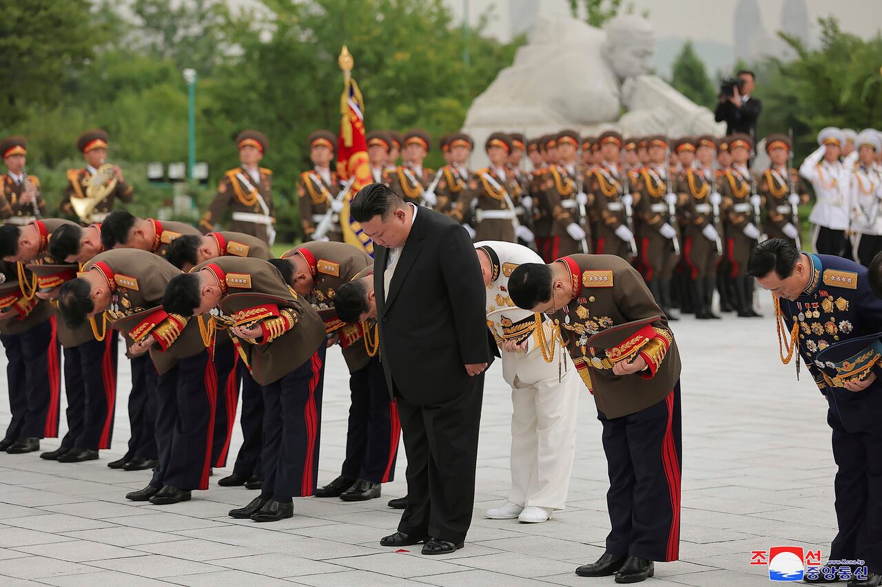 En esta fotografía proporcionada por el gobierno norcoreano, el gobernante Kim Jong Un, de traje negro en primer plano, visita un cementerio de mártires de la Guerra de Corea el martes 25 de julio de 2023, en Pyongyang, Corea del Norte, al conmemorarse el 70mo aniversario del armisticio que puso fin a los combates en ese conflicto. (Agencia Central de Noticias de Corea/Servicio de Noticias de Corea vía AP)