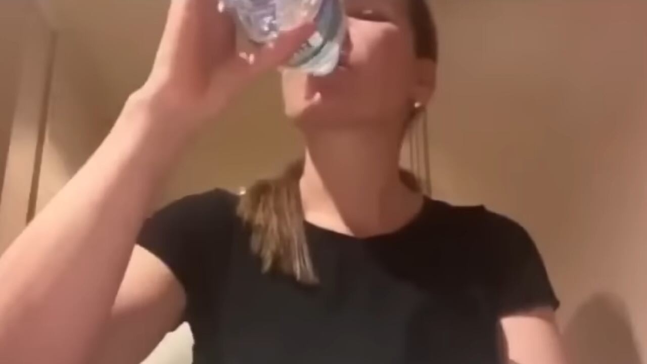 Este es el momento en el que Zulma Guzmán bebe la botella de agua, que podría ayudar a saber su paradero.