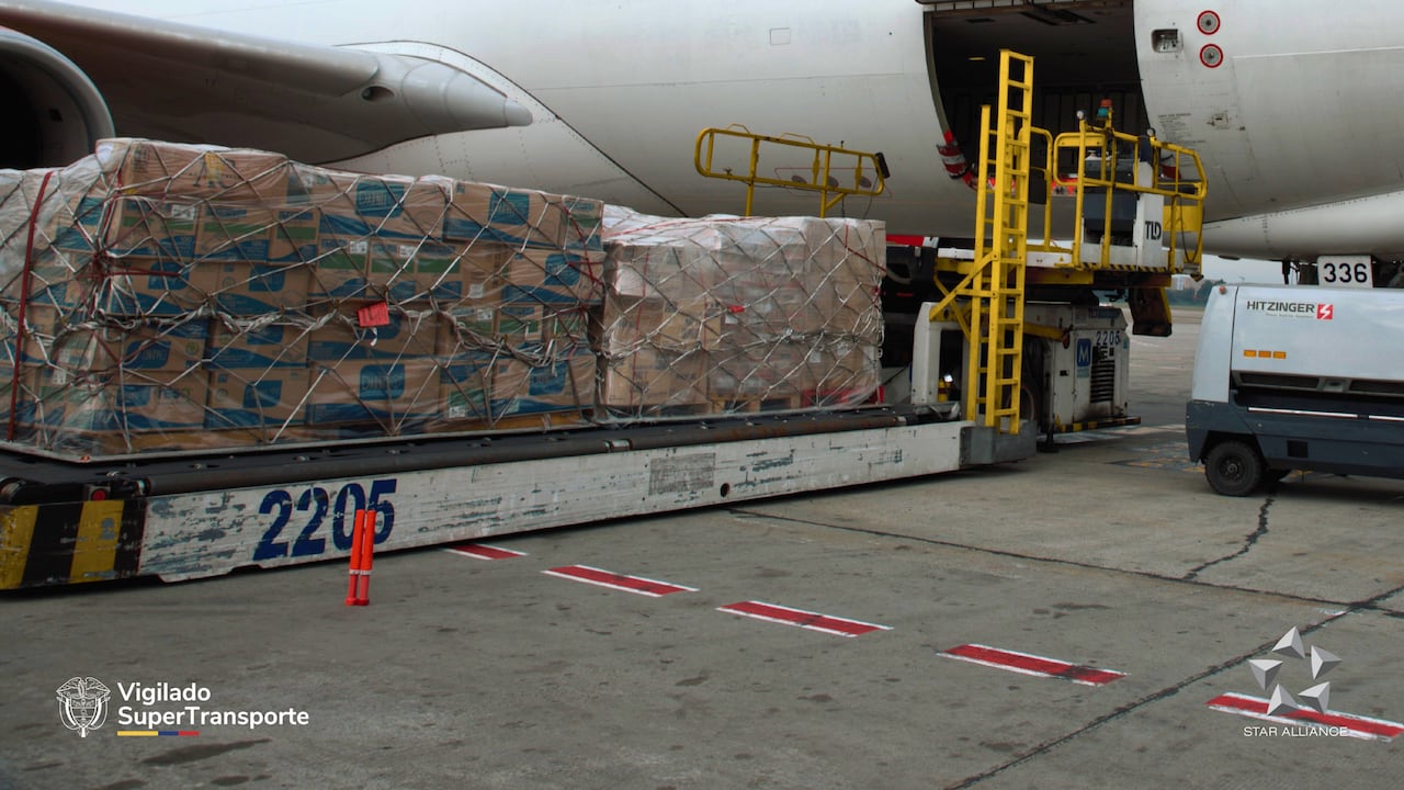 Avión carguero A330F de Avianca aterriza con más de 20 toneladas de ayuda humanitaria para familias afectadas por las inundaciones.