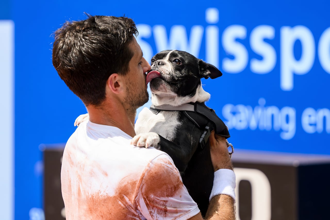 Tras vencer en la final al español Albert Ramos-Vinolas, el argentino Cahín no dudó en celebrar el título con su perro ennn pleno podio.