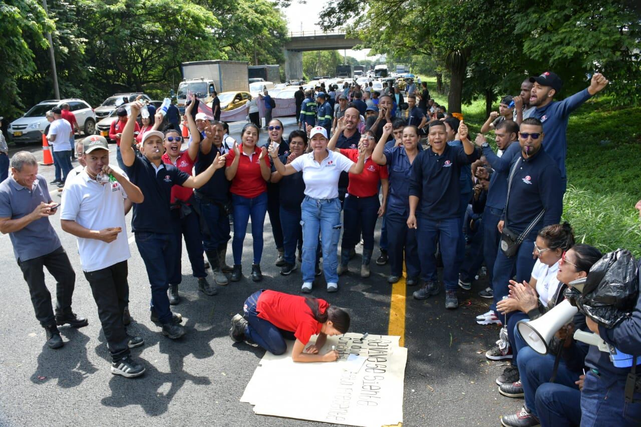 Bloqueo en la vía Palmira-Cali por protestas de habitantes de La Dolores.