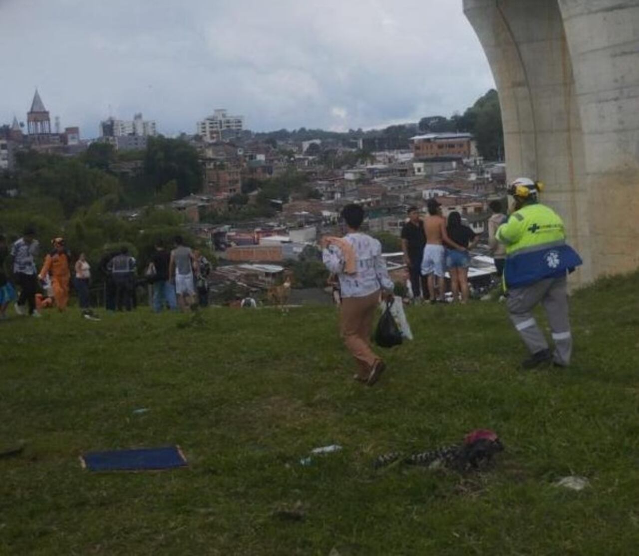Organismos de socorro y comunidad del sector se aprestaron a atender a los afectados.