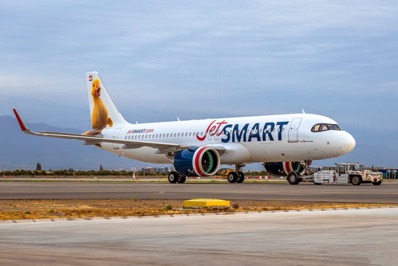 JetSMART Airlines inicia operación nacional en Colombia con su primer vuelo entre Bogotá y Medellín.