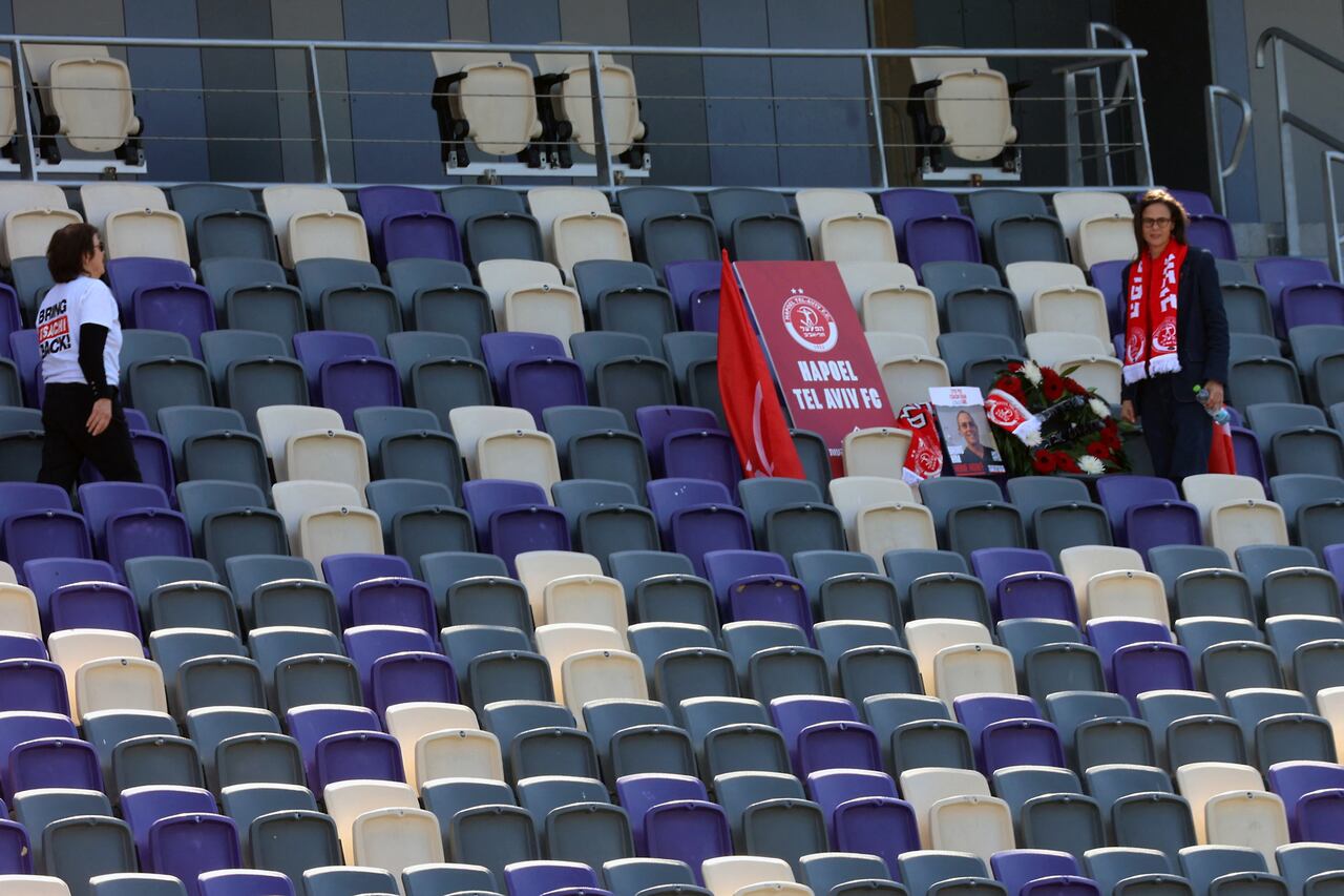 La foto del rehén muerto fue colocada en una de las sillas de la tribuna del estadio de su equipo de fútbol favorito.