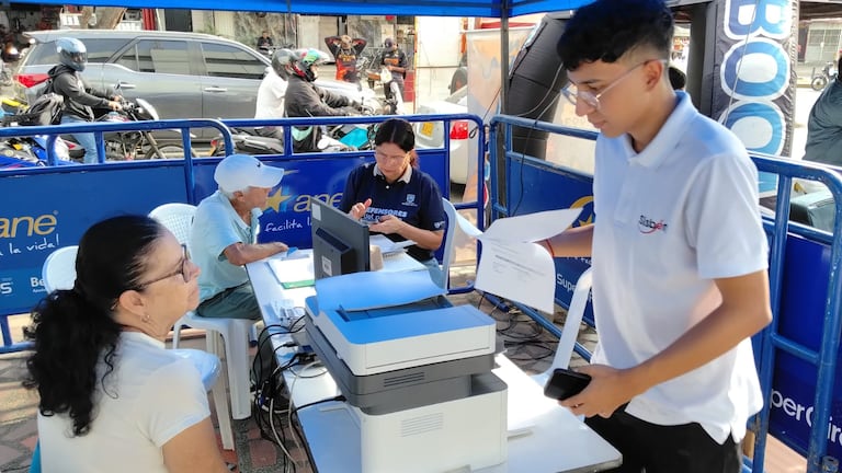 Habitantes de La Independencia participaron en la Feria Comunera para recibir orientación en salud y asesoría sobre trámites médicos.