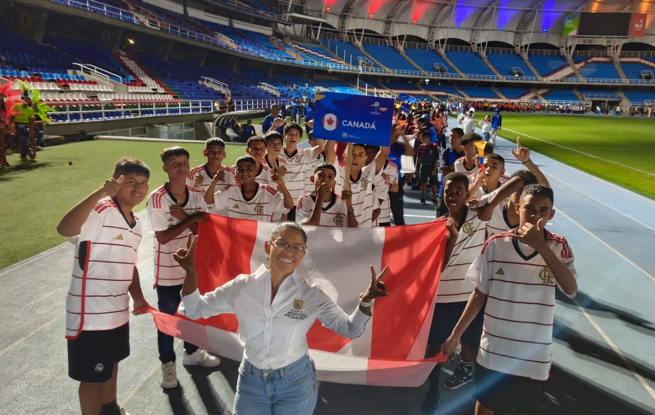 Cerca de 960 menores de 15 años, representando a 48 comunas y corregimientos de Cali, desfilaron en el Pascual Guerrero luciendo los colores de diferentes países del mundo.