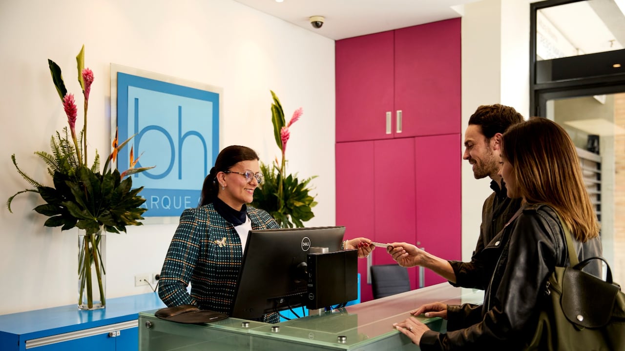 El sector hotelero forma una parte vital de la cadena turística. El gasto de visitantes extranjeros con tarjeta de crédito en Colombia superó US$ 1.280 millones en el primer semestre de 2026.