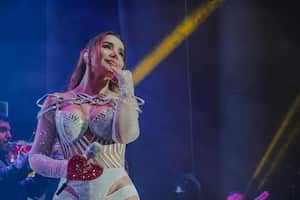 Paola Jara no solo se roba la atención en la tarima por su talento, también por la forma como se viste.