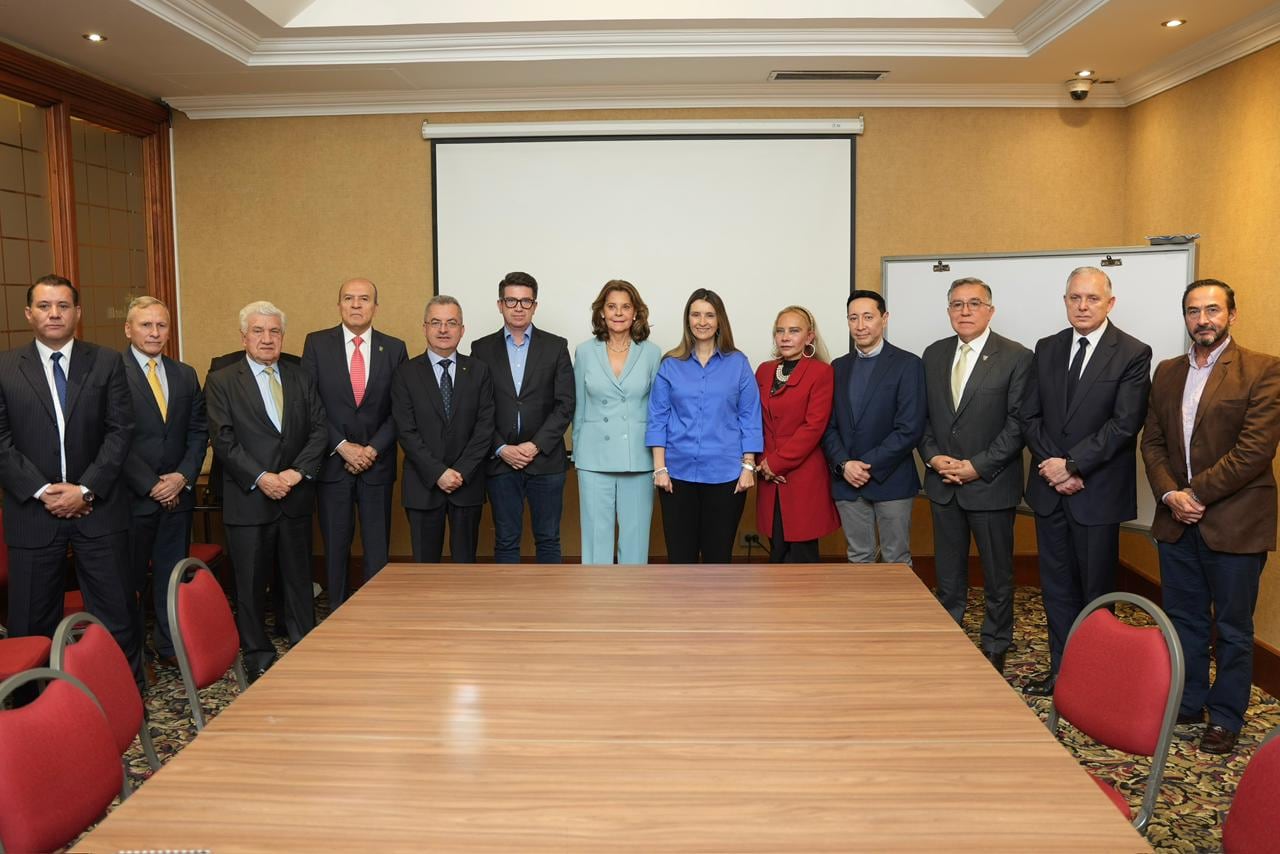 Paloma Valencia junto a exministros de Defensa y generales en retiro.