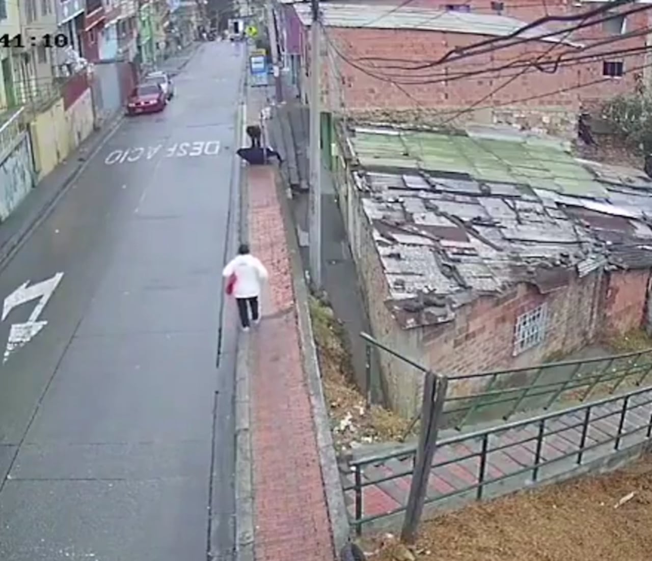 Vecinos intentaron auxiliar a la mujer fallecida.